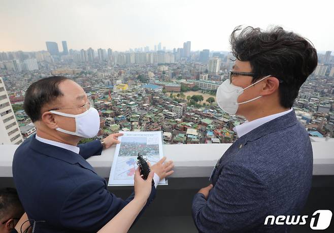 홍남기 경제부총리 겸 기획재정부 장관이 지난 7월 서울 영등포구 신길2구역 도심공공주택 복합사업 현장을 방문해 사업 보고를 받고 있다./사진제공=뉴스1