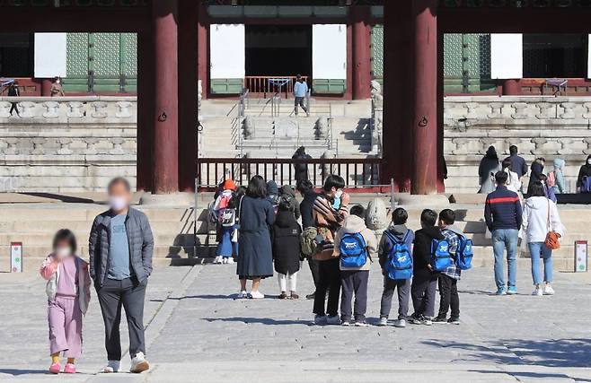 전국에 한파 특보가 내려진 17일 오전 서울 종로구 경복궁을 찾은 시민들이 두꺼운 옷차림을 하고 있다. 2021.10.17. /사진=뉴시스