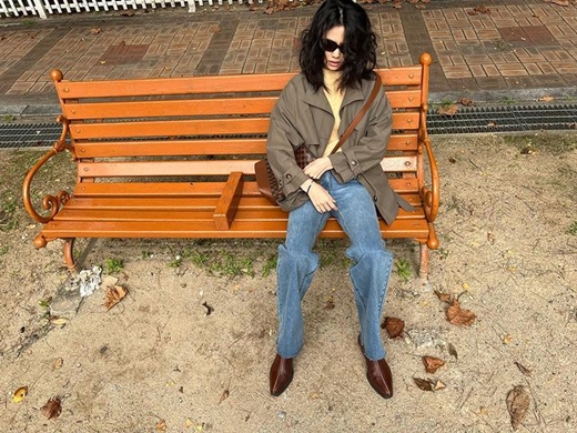 Model and Actor HoYeon Jung (27), who is enjoying a hot popularity with squid game, has released his latest news.HoYeon Jung released several recent photos on Instagram on Wednesday, along with the advertising hashtag: a yellow knit, jeans matching and a HoYeon Jung in a khaki jacket.Shes sitting on a bench in sunglasses and posing in a variety of ways, with HoYeon Jungs unique chicness, and her top ModelDown fashion style also robbing her eyes.Actor Anupam Triparte, 33, who appeared in squid game together, expressed his warm friendship with the comments saying, I like the third picture.On the other hand, HoYeon Jung, who played a role as a river dawn station in squid game, is gaining popularity with the global craze of squid game and the Instagram Followers exceeding 20 million people.