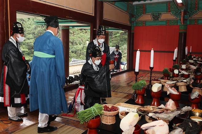 [구례=뉴시스] 전남 구례군 석주관 칠의사에서 정유재란 때 목숨을 바쳐 싸운 의·승병을 기리기 위한 제향이 열리고 있다. 초헌관 김순호 구례군수가 첫잔을 올리고 있다. (사진=구례군청 제공) *재판매 및 DB 금지