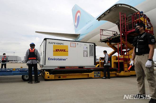 [인천공항=뉴시스] 영국 정부와 상호 공여 협력을 통한 화이자의 코로나19 백신 9만4000회분이 지난 7일 오후 인천국제공항에 도착해 옮겨지고 있다. (사진= 뉴시스 DB) photo@newsis.com