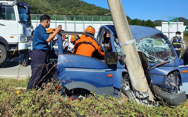 [함평=뉴시스] 17일 오전 전남 함평군 나산면 국도에서 소방, 경찰 등이 전신주를 들이받은 화물차량 탑승자들을 구조하고 있다. (사진=함평경찰서 제공) photo@newsis.com *재판매 및 DB 금지