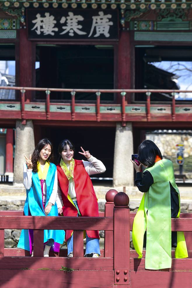 남원 광한루원을 방문한 관광객이 편한 한복 '화인날개'를 입고 광한루를 배경으로 사진을 찍고 있다. *재판매 및 DB 금지