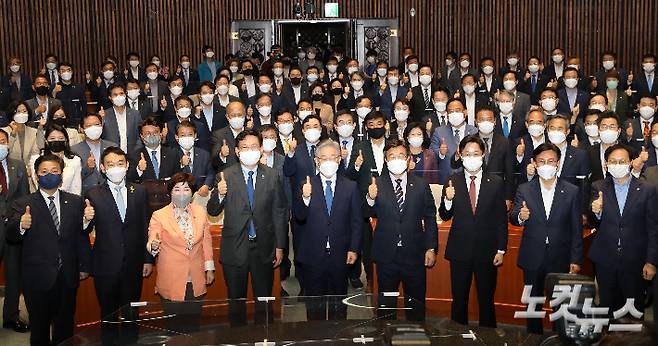 더불어민주당 송영길 대표와 윤호중 원내대표를 비롯한 참석 의원들이 15일 국회 예결위회의장에서 열린 의원총회에서 이재명 대선 후보와 기념사진을 찍고 있다. 윤창원 기자