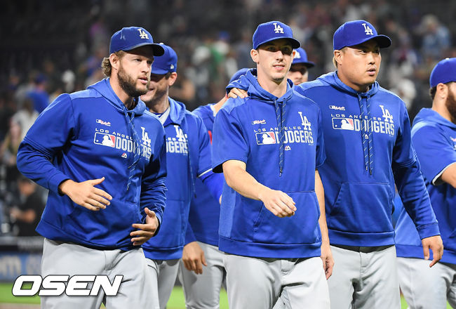 류현진이 LA 다저스에서 뛸 때 클레이튼 커쇼, 워커 뷸러와 함께 이동하고 있다./OSEN DB