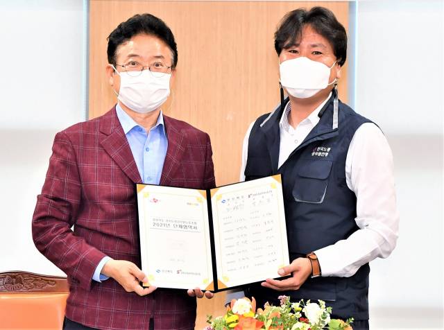 ▲협약 후 이철우 경북도지사(왼쪽)와박준일 노동조합 위원장 ⓒ경북도