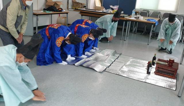 ▲ 노추산 이성대제례준비위원회(회장 변근호)에서는 지난 16일 정선군 여량면 구절리 노추산 이성대에서 변호근 노추산 이성대제례준비위원회 회장을 비롯한 기관․단체장, 주민 등이 참석한 가운데 ‘제68회 노추산 이성대 다례제’를 봉행하고 있다. 노추산 이성대는 조선시대의 율곡(栗谷) 이이(李珥) 선생이 입산해 학문을 닦던 곳으로 율곡 선생과 최치원 선생의 위패를 나란히 모시고 있으며 매년 유덕을 추앙하는 의미에서 제례를 봉행하고 있다. ⓒ정선군