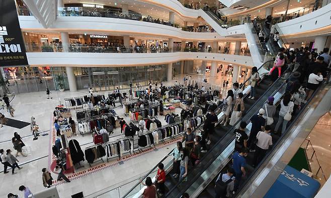 지난달 26일 서울 시내 한 대형 쇼핑몰이 인파로 붐비고 있다. 남제현 선임기자