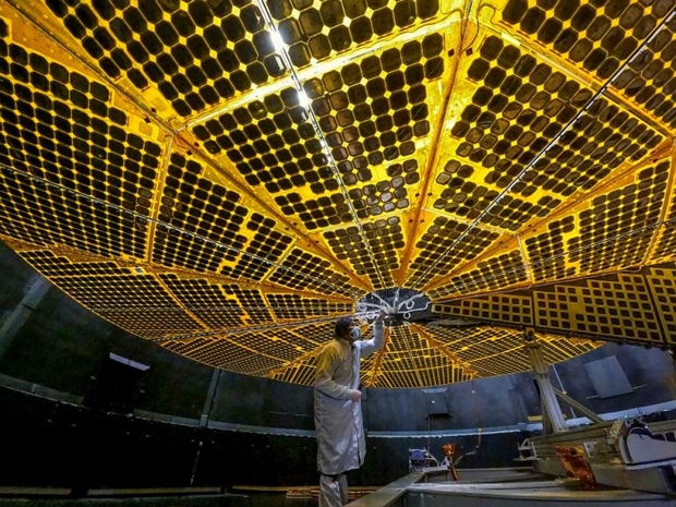 루시의 태양 전지판이 발사 전 우주선 작업 중에 펼쳐져 있다.루시는 태양에서 가장 먼 곳을 탐험하기 위해 태양광 전력을 이용한다.(NASA)