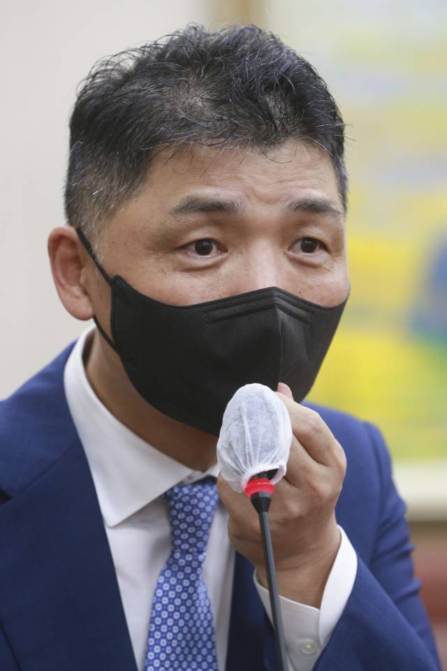 김범수 카카오 의장이 지난 5일 국회에서 열린 정무위원회 국정감사에 출석해 의원 질문에 답변하고 있다./사진 제공=연합뉴스