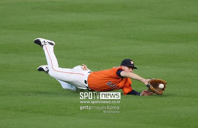 ▲ 1회 에르난데스의 안타성 타구를 잡아낸 차스 맥코믹.