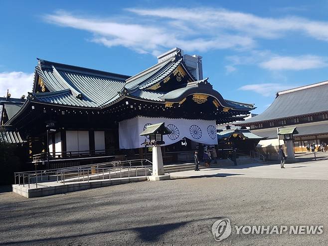 야스쿠니신사 배전 야스쿠니 신사 배전. 배전은 일반인들이 절을 하면 참배하는 곳이다. 공물을 바치고 들어갈 수 있는 본전은 배전 뒤쪽에 있다. [촬영 박세진]