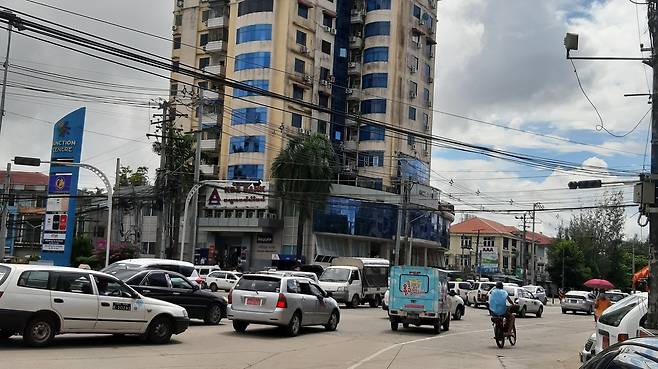 정전으로 교통 신호등도 같이 꺼진 양곤의 한 사거리에 차들이 뒤엉켜 있다. 2021.10.14. [양곤=이정호 통신원]
