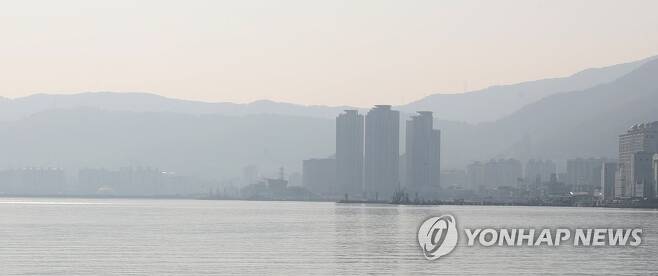 미세먼지 '잿빛 도심' [연합뉴스 자료사진]
