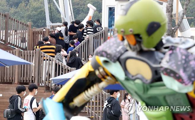 '위드 코로나' 앞두고 마산로봇랜드 관광객↑ (창원=연합뉴스) 김동민 기자 = 정부의 단계적 일상 회복(위드 코로나) 시행을 앞둔 지난 15일 오후 경남 창원시 마산합포구 마산로봇랜드 테마파크에 관광객이 놀이기구 탑승을 위해 줄을 서 있다.      테마파크 관계자는 평소 금요일보다 이날 관람객이 40％가량 증가했다고 밝혔다. 2021.10.15 image@yna.co.kr