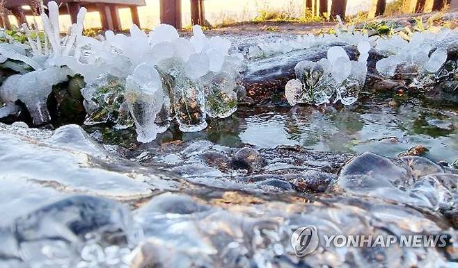덕유산 향적봉에 '첫얼음' [덕유산국립공원 사무소 제공. 재판매 및 DB 금지]