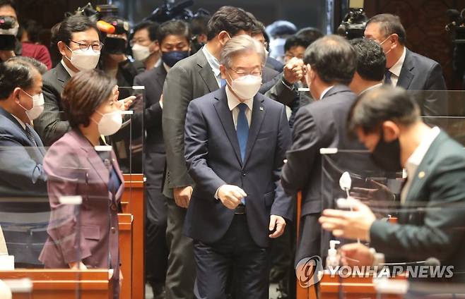 의원총회 참석하는 이재명 후보 (서울=연합뉴스) 전수영 기자 = 이재명 대선 후보가 지난 15일 오전 서울 국회에서 열린 더불어민주당 의원총회에 참석하고 있다. 2021.10.15 [국회사진기자단] swimer@yna.co.kr