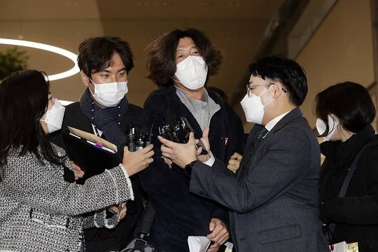 성남 대장동 개발 로비·특혜 의혹의 핵심 인물인 남욱 변호사가 18일 오전 인천국제공항 2터미널에 도착한 후 검찰에 체포돼 이동하고 있다. 사진=뉴시스