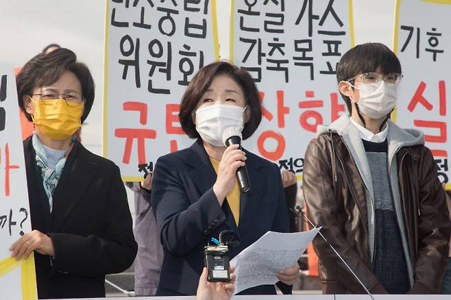 탄소중립위원회 전체회의가 열린 18일 오후 서울 노들섬에서 정의당 심상정 대선후보가 탄소중립위 2030 온실가스감축과 관련해 긴급 기자회견을 하고 있다. (사진= 국회사진기자단)