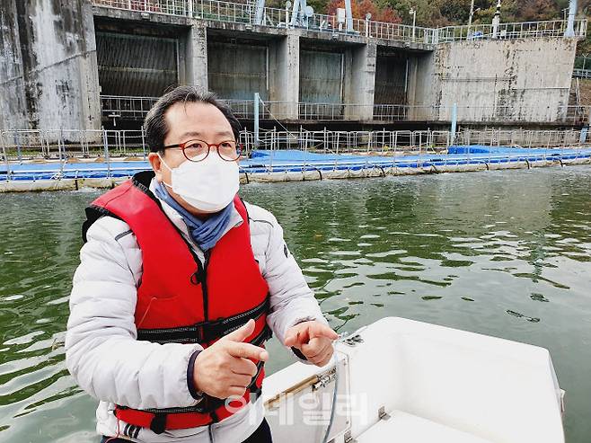 조광한 시장이 지난해 말 팔당호 선상에서 상수원보호구역 규제의 부당함에 대해 설명하고 있다.(사진=정재훈기자)