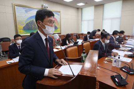 최준우 한국주택금융공사 사장이 18일 서울 여의도 국회에서 열린 정무위원회의 예금보험공사 등에 대한 국정감사에서 업무보고를 하고 있다. (사진=연합뉴스)