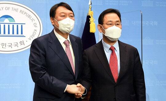 윤석열 국민의힘 대선 경선 후보(왼쪽)와 선거대책위원장으로 합류한 주호영 의원이 10월 17일 서울 여의도 국회 소통관에서 공동 기자회견을 갖고 악수하고 있다. (사진=국회사진취재단)