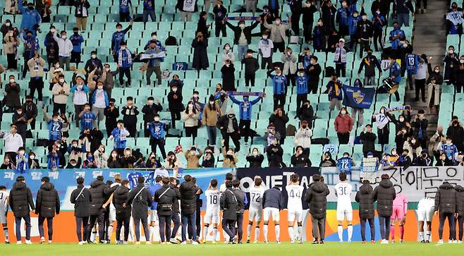 팬들에게 인사하는 울산 선수들. 17일 전주월드컵경기장에서 열린 전북 현대와 울산 현대의 AFC 챔피언스리그 8강전에서 승리한 울산 선수들이 팬들과 기쁨을 나누고 있다. (전주=연합뉴스)