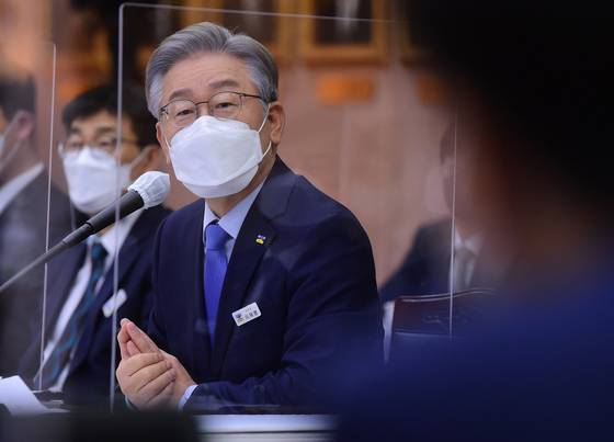 더불어민주당 대선 후보인 이재명 경기도지사가 오늘(18일) 경기도청에서 열린 국회 행정안전위원회의 경기도에 대한 국정감사에서 의원 질의에 답하고 있다. 〈사진=국회사진기자단〉