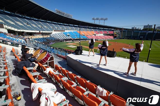 지난 17일 오후 서울 잠실야구장에서 열린 '2021 신한은행 SOL KBO리그' 두산 베어스와 KIA 타이거즈의 경기에서 응원단이 열띤 응원을 펼치고 있다. 무관중으로 열린 수도권 외 거리두기 3단계 지역 스포츠 경기는 접종 완료자에 한해 실내경기는 수용인원 20%, 실외경기는 수용인원 30%까지 입장할 수 있다./뉴스1 © News1 이재명 기자