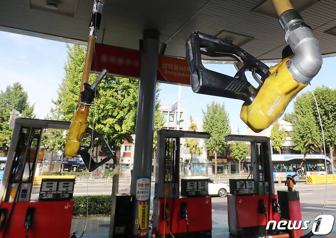 지난달 26일 서울 시내 한 주유소에 주유기가 걸려 있다. 2021.9.26/뉴스1 © News1 송원영 기자