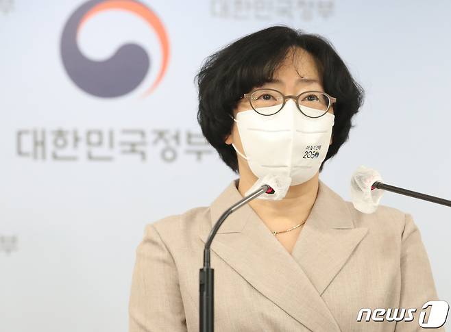 윤순진 2050 탄소중립위원회 민간위원장이 18일 오후 서울 종로구 정부서울청사에서 2030 국가 온실가스감축목표(NDC) 관련 탄소중립위 전체회의 브리핑을 하고 있다. 2021.10.18/뉴스1 © News1 송원영 기자