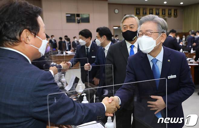 더불어민주당 대선 후보인 이재명 경기지사가 18일 오후 경기도 수원시 팔달구 경기도청에서 열린 국회 행정안전위원회의 경기도에 대한 국정감사를 마치고 국민의힘 의원들과 인사를 나누고 있다. 2021.10.18/뉴스1 © News1 김영운 기자