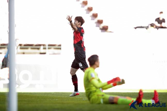 포항 이승모가 17일 나고야전에서 추가골을 만들어 낸 뒤 세리머니를 하고 있다. 제공 | 한국프로축구연맹