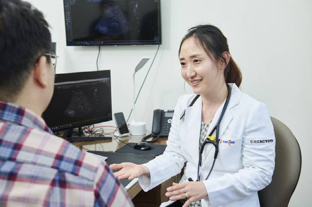 인천힘찬종합병원 가정의학과 김선숙 과장의 진료 모습.