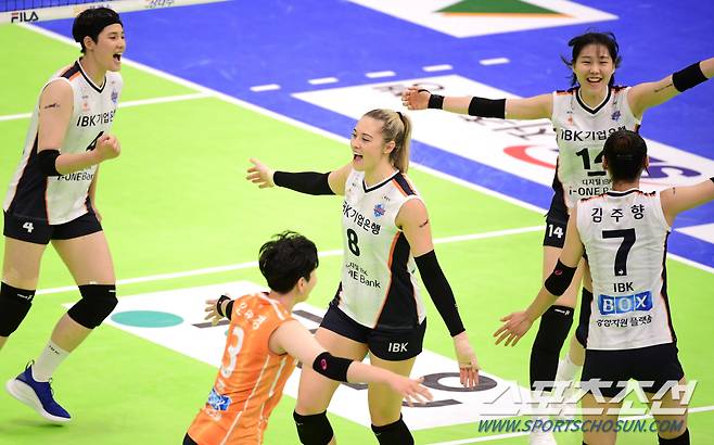 득점 후 기뻐하는 IBK 기업은행 선수들.