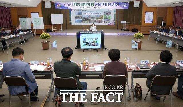 정읍시민의 장은 ‘정읍시민의 장 조례’에 의거 매년 심사 선발해 정읍시민의 이름으로 수여하는 정읍시 최고 권위의 상이다. 정읍의 명예를 대내외에 알리고 남다른 열정과 노력으로 시정 발전에 헌신 봉사한 시민과 출향인 등을 대상으로 수여한다. / 정읍시 재공