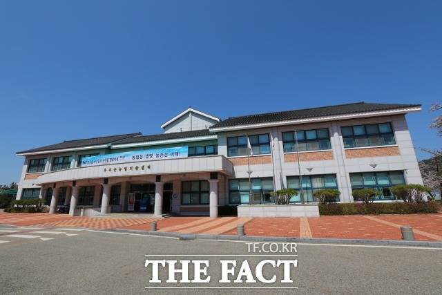 전북 무주군이 한우산업의 경쟁력을 확보하기 위해 축산 농가를 대상으로 배냇소 지원을 마쳤다고 18일 밝혔다. 사진은 무주군농업기술센터 전경. /무주군 제공