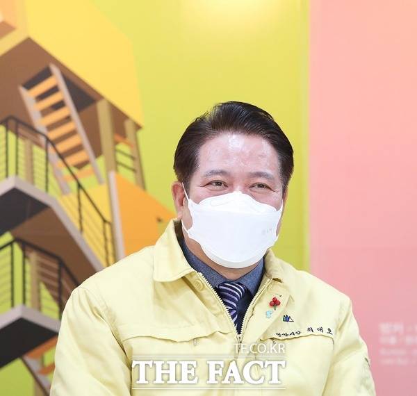 안양시 최대호 시장은 코로나19 장기화로 어려움에 처한 집합금지 업종에 대해 각 백만원을 생계지원금으로 지급한다고 18일 밝혔다./안양시제공