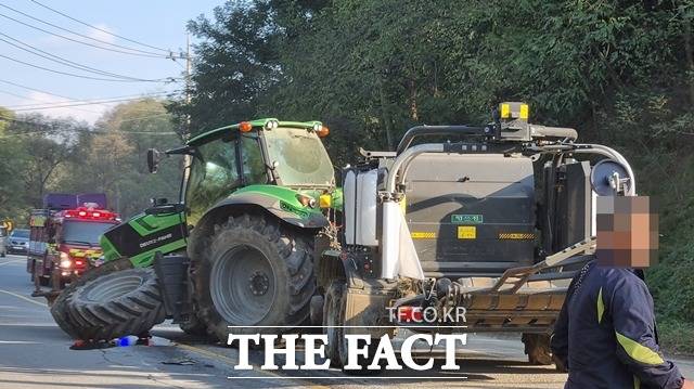 15일 오후 3시 23분께 천안 직산 한 도로에서 승용차가 중앙선을 침범해 트랙터를 들이받아 운전자 2명이 다쳤다. / 독자제공