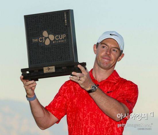 로리 매킬로이가 더CJ컵 우승 직후 트로피를 들고 환호하고 있다. 라스베이거스(미국)=Getty images/멀티비츠