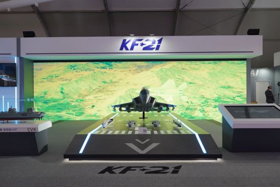 KF-21 보라매 모형과 가상 시범비행 영상(고정익존)
