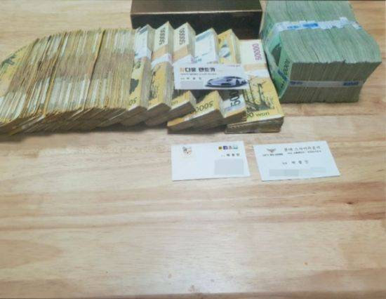 박철민 씨가 이 지사에게 전달했다고 주장하는 현금 뭉치. 그러나 이 사진은 2018년 박 씨 SNS에 올라왔던 것으로 알려지면서, 이 지사와는 관련이 없는 것으로 드러났다. 사진=장영하 변호사 페이스북 캡처