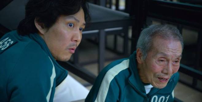 오영수(오른쪽)가 주인공 이정재와 함께 연기하는 '오징어 게임'의 한 장면. 오영수는 "이정재와 처음 같은 작품에 나왔는데 호흡이 아주 잘 맞았다"고 했다. /넷플릭스