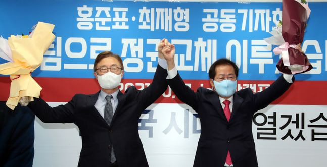홍준표 국민의힘 대선 경선 후보가17일 오전 서울 여의도 캠프 사무실에서 열린 '최재형 전 감사원장 영입행사' 기자회견에서 기자들의 질문에 답변하고 있다. ⓒ데일리안 박항구 기자
