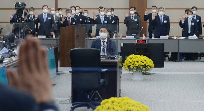 김복철 국가과학기술연구회 이사장을 비롯한 참석자들이 18일 오전 KAIST 대강당에서 열린 국회 과학기술정보방송통신위원회의 출연연구기관 등에 대한 국정감사에서 선서하고 있다. 연합뉴스 제공