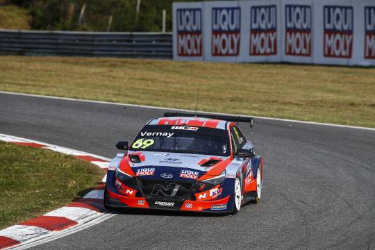 프랑스에서 열린 '2021 WTCR' 6차전에서 현대자동차 '엘란트라(국내명 아반떼) N TCR'이 주행하고 있는 모습. 현대차 제공