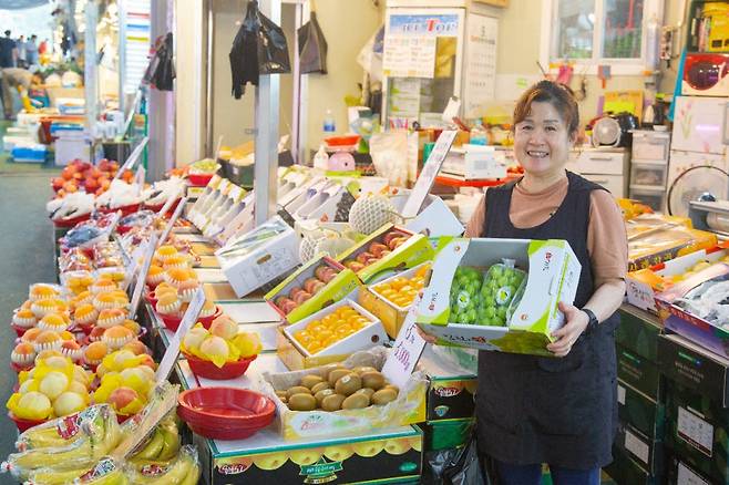 인천 계양산전통시장 상인이 상품을 선보이고 있다.