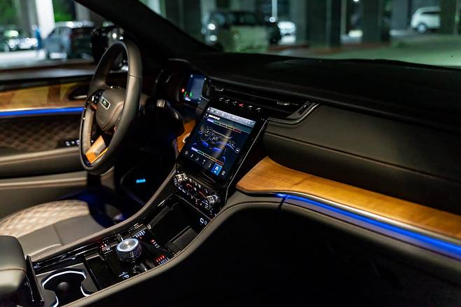 지프 그랜드 체로키 L 실내.