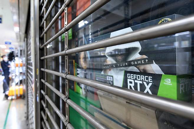 전 세계 반도체 공급 이슈로 수요부족으로 인해 그래픽카드, CPU 등 PC용 부품의 가격 상승하면서 중소PC업계가 제품 공급에 차질을 빚고 있다. 18일 서울 용산구 한 중소PC매장에 전시된 PC용 그래픽카드. 김민수기자 mskim@etnews.com