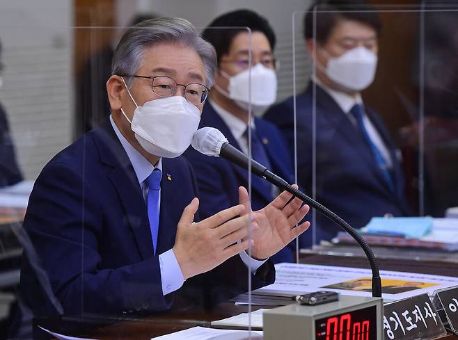 더불어민주당 대선 후보인 이재명 경기도지사가 18일 경기 수원 도청 대회의실에서 열린 2021년 국회 행정안전위원회의 경기도 국정감사에서 위원들의 질문에 답하고 있다. 수원/공동취재사진